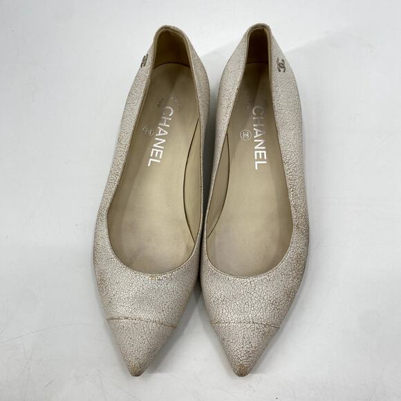 CHANEL 37 white distressed leather pointed toe flats - Picture 3 of 10